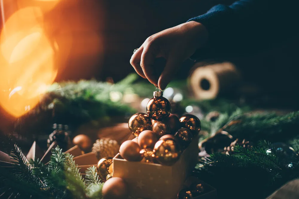 christmas-decoration-and-christmas-present-2021-12-09-06-10-05-utc.hmjJnHL.webp
